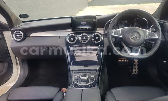 Tenga Tsaru Mercedes‒Benz 200 Chena Mota in Beitbridge in Matabeleland South Tenga Tsaru Mercedes‒Benz 200 Chena Mota in Beitbridge in Matabeleland South