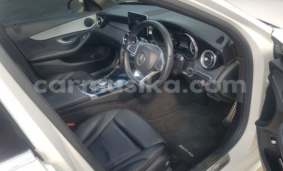 Tenga Tsaru Mercedes‒Benz 200 Chena Mota in Beitbridge in Matabeleland South Tenga Tsaru Mercedes‒Benz 200 Chena Mota in Beitbridge in Matabeleland South