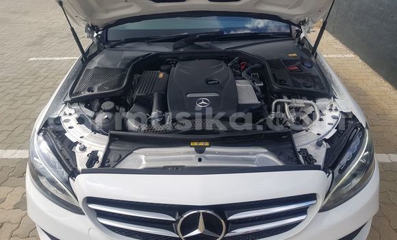 Tenga Tsaru Mercedes‒Benz 200 Chena Mota in Beitbridge in Matabeleland South Tenga Tsaru Mercedes‒Benz 200 Chena Mota in Beitbridge in Matabeleland South