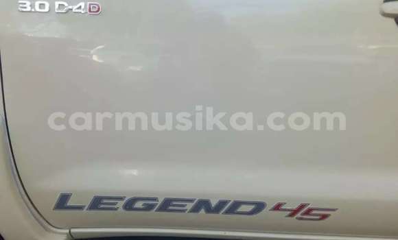 Tenga Tsaru Toyota Hilux Beige Mota in Beitbridge in Matabeleland South Tenga Tsaru Toyota Hilux Beige Mota in Beitbridge in Matabeleland South