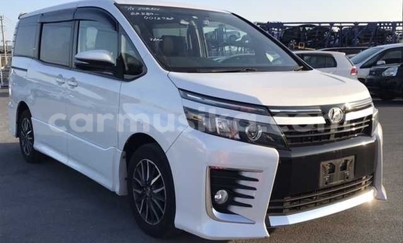 Nunua Ilio tumika Toyota Voxy Nyeupe Gari ndani ya Beitbridge nchini Matabeleland Kusini