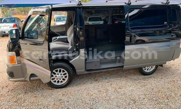 Nunua Ilio tumika Nissan Caravan Nyeusi Gari ndani ya Beitbridge nchini Matabeleland Kusini Nunua Ilio tumika Nissan Caravan Nyeusi Gari ndani ya Beitbridge nchini Matabeleland Kusini