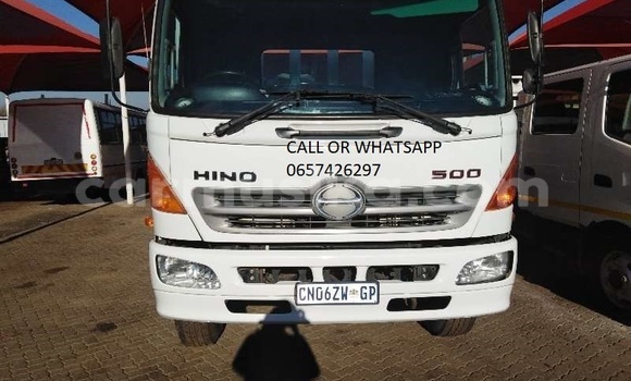 Nunua Ilio tumika Hino 300 Series Nyeupe Lori ndani ya Beitbridge nchini Matabeleland Kusini