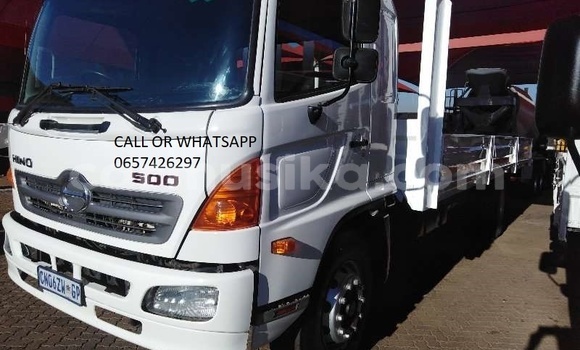 Nunua Ilio tumika Hino 300 Series Nyeupe Lori ndani ya Beitbridge nchini Matabeleland Kusini Nunua Ilio tumika Hino 300 Series Nyeupe Lori ndani ya Beitbridge nchini Matabeleland Kusini