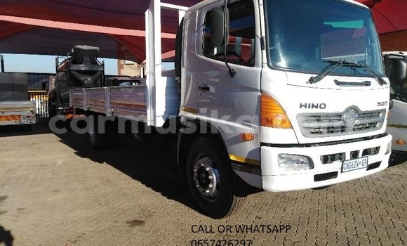 Nunua Ilio tumika Hino 300 Series Nyeupe Lori ndani ya Beitbridge nchini Matabeleland Kusini Nunua Ilio tumika Hino 300 Series Nyeupe Lori ndani ya Beitbridge nchini Matabeleland Kusini