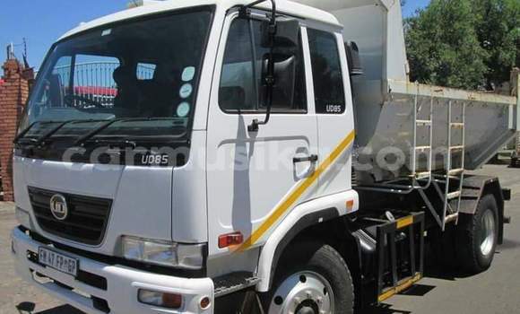 Nunua Ilio tumika Nissan Urvan Nyeupe Gari ndani ya Beitbridge nchini Matabeleland Kusini