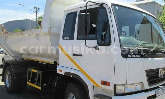 Acheter Occasion Voiture Nissan Urvan Blanc à Beitbridge, Matabeleland South Acheter Occasion Voiture Nissan Urvan Blanc à Beitbridge, Matabeleland South