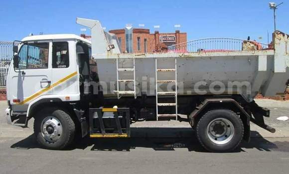 Acheter Occasion Voiture Nissan Urvan Blanc à Beitbridge, Matabeleland South Acheter Occasion Voiture Nissan Urvan Blanc à Beitbridge, Matabeleland South