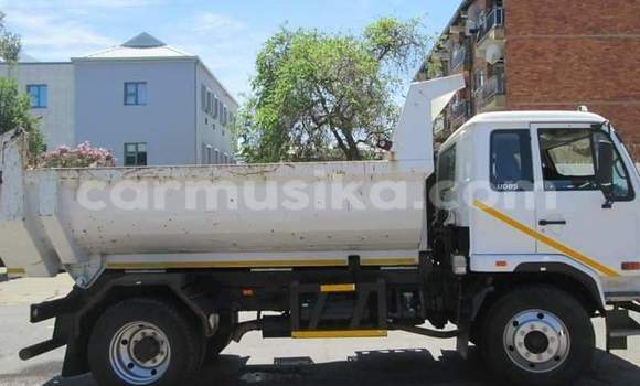 Acheter Occasion Voiture Nissan Urvan Blanc à Beitbridge, Matabeleland South Acheter Occasion Voiture Nissan Urvan Blanc à Beitbridge, Matabeleland South