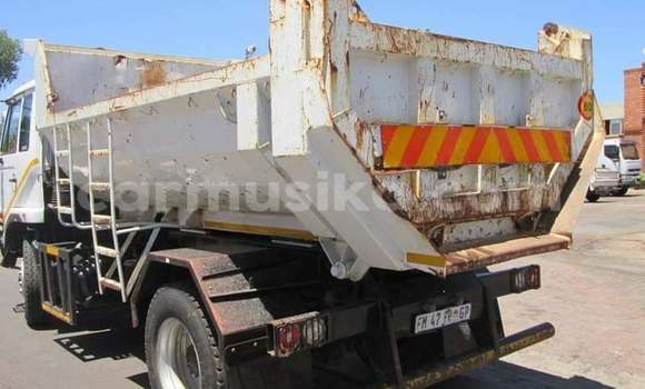 Acheter Occasion Voiture Nissan Urvan Blanc à Beitbridge, Matabeleland South Acheter Occasion Voiture Nissan Urvan Blanc à Beitbridge, Matabeleland South