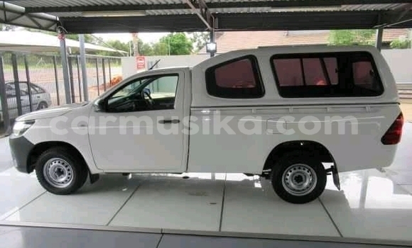 Tenga Tsaru Toyota Hilux Chena Mota in Beitbridge in Matabeleland South Tenga Tsaru Toyota Hilux Chena Mota in Beitbridge in Matabeleland South