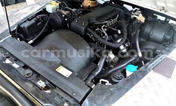 Nunua Ilio tumika Land Rover Defender Nyeupe Gari ndani ya Beitbridge nchini Matabeleland Kusini Nunua Ilio tumika Land Rover Defender Nyeupe Gari ndani ya Beitbridge nchini Matabeleland Kusini