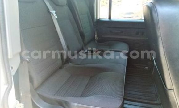 Nunua Ilio tumika Land Rover Defender Nyeupe Gari ndani ya Beitbridge nchini Matabeleland Kusini Nunua Ilio tumika Land Rover Defender Nyeupe Gari ndani ya Beitbridge nchini Matabeleland Kusini