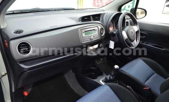 Acheter Occasion Voiture Toyota Vitz Gris à Beitbridge, Matabeleland South Acheter Occasion Voiture Toyota Vitz Gris à Beitbridge, Matabeleland South