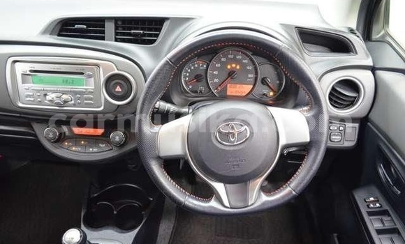 Acheter Occasion Voiture Toyota Vitz Gris à Beitbridge, Matabeleland South Acheter Occasion Voiture Toyota Vitz Gris à Beitbridge, Matabeleland South