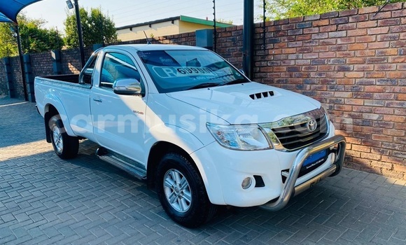 Buy Used Toyota Hilux White Car in Beitbridge in Matabeleland South