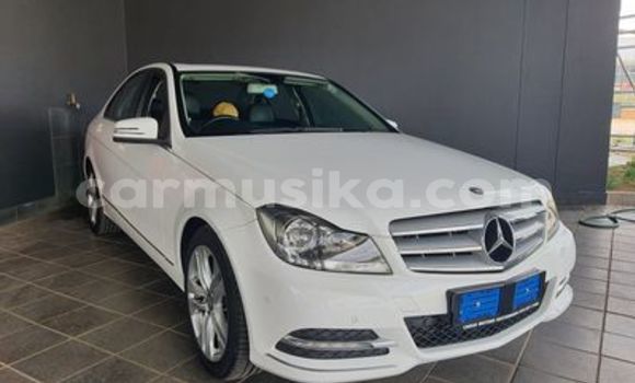 Nunua Ilio tumika Mercedes‒Benz C–Class Nyeupe Gari ndani ya Beitbridge nchini Matabeleland Kusini