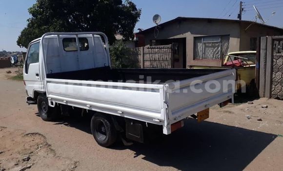 Nunua Ilio tumika Toyota Dyna Nyeupe Gari ndani ya Alexandra Park nchini Harare