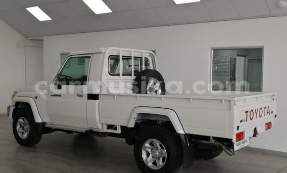 Buy Used Toyota Land Cruiser White Car in Beitbridge in Matabeleland South Buy Used Toyota Land Cruiser White Car in Beitbridge in Matabeleland South