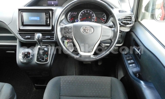 Acheter Occasion Voiture Toyota Voxy Noir à Beitbridge, Matabeleland South Acheter Occasion Voiture Toyota Voxy Noir à Beitbridge, Matabeleland South