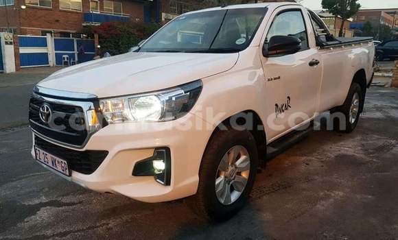 Buy Used Toyota Hilux White Car in Beitbridge in Matabeleland South