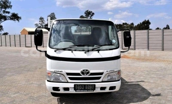 Buy Used Toyota Dyna White Truck in Beitbridge in Matabeleland South