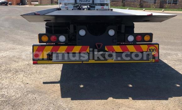 Buy Used Isuzu Elf White Truck in Beitbridge in Matabeleland South Buy Used Isuzu Elf White Truck in Beitbridge in Matabeleland South