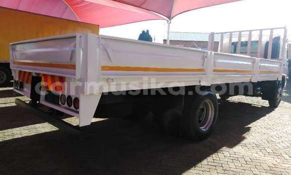 Nunua Ilio tumika Hino 300 Series Nyeupe Lori ndani ya Beitbridge nchini Matabeleland Kusini Nunua Ilio tumika Hino 300 Series Nyeupe Lori ndani ya Beitbridge nchini Matabeleland Kusini