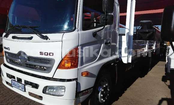 Nunua Ilio tumika Hino 300 Series Nyeupe Lori ndani ya Beitbridge nchini Matabeleland Kusini Nunua Ilio tumika Hino 300 Series Nyeupe Lori ndani ya Beitbridge nchini Matabeleland Kusini