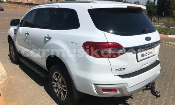 Acheter Occasion Voiture Ford Everest Blanc à Beitbridge, Matabeleland South Acheter Occasion Voiture Ford Everest Blanc à Beitbridge, Matabeleland South