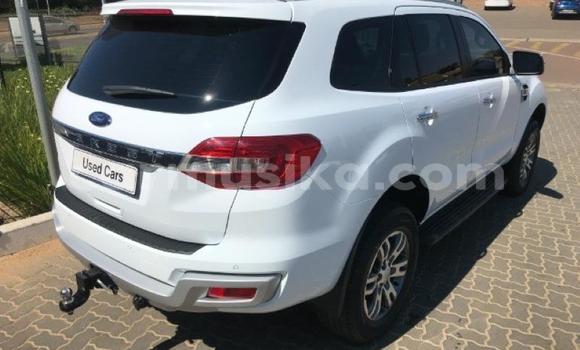 Acheter Occasion Voiture Ford Everest Blanc à Beitbridge, Matabeleland South Acheter Occasion Voiture Ford Everest Blanc à Beitbridge, Matabeleland South