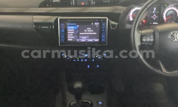 Tenga Tsaru Toyota Hilux Beige Mota in Beitbridge in Matabeleland South Tenga Tsaru Toyota Hilux Beige Mota in Beitbridge in Matabeleland South