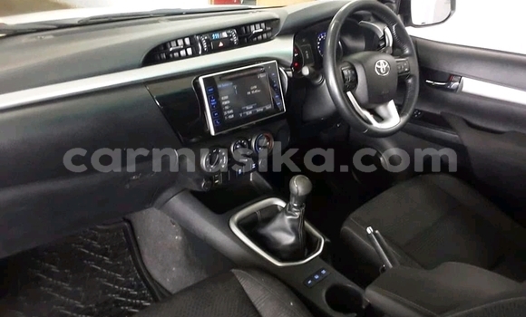 Nunua Ilio tumika Toyota Hilux Nyeupe Gari ndani ya Beitbridge nchini Matabeleland Kusini Nunua Ilio tumika Toyota Hilux Nyeupe Gari ndani ya Beitbridge nchini Matabeleland Kusini