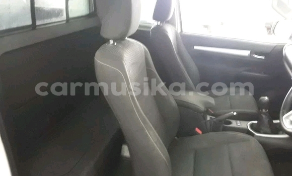Nunua Ilio tumika Toyota Hilux Nyeupe Gari ndani ya Beitbridge nchini Matabeleland Kusini Nunua Ilio tumika Toyota Hilux Nyeupe Gari ndani ya Beitbridge nchini Matabeleland Kusini
