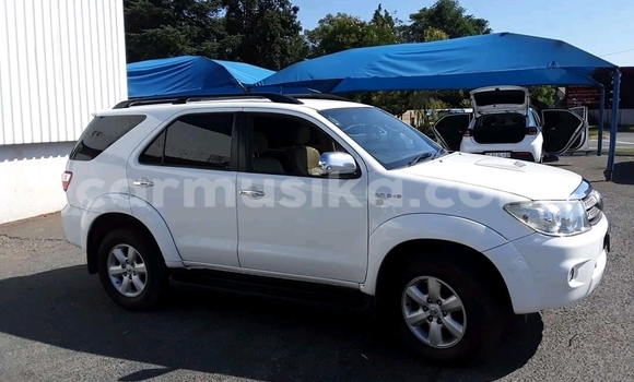 Nunua Ilio tumika Toyota Fortuner Nyeupe Gari ndani ya Beitbridge nchini Matabeleland Kusini Nunua Ilio tumika Toyota Fortuner Nyeupe Gari ndani ya Beitbridge nchini Matabeleland Kusini