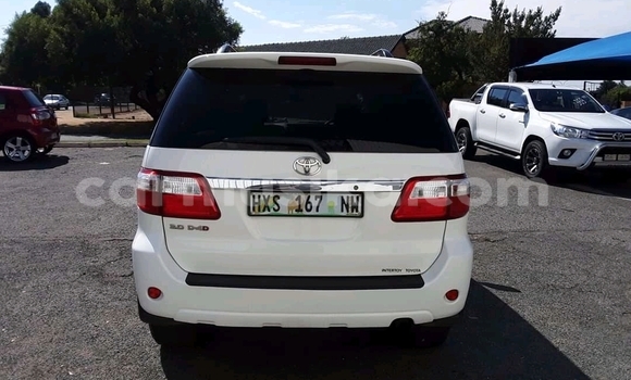 Nunua Ilio tumika Toyota Fortuner Nyeupe Gari ndani ya Beitbridge nchini Matabeleland Kusini Nunua Ilio tumika Toyota Fortuner Nyeupe Gari ndani ya Beitbridge nchini Matabeleland Kusini