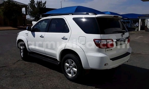 Nunua Ilio tumika Toyota Fortuner Nyeupe Gari ndani ya Beitbridge nchini Matabeleland Kusini Nunua Ilio tumika Toyota Fortuner Nyeupe Gari ndani ya Beitbridge nchini Matabeleland Kusini