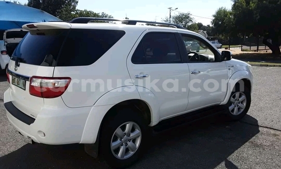 Nunua Ilio tumika Toyota Fortuner Nyeupe Gari ndani ya Beitbridge nchini Matabeleland Kusini Nunua Ilio tumika Toyota Fortuner Nyeupe Gari ndani ya Beitbridge nchini Matabeleland Kusini