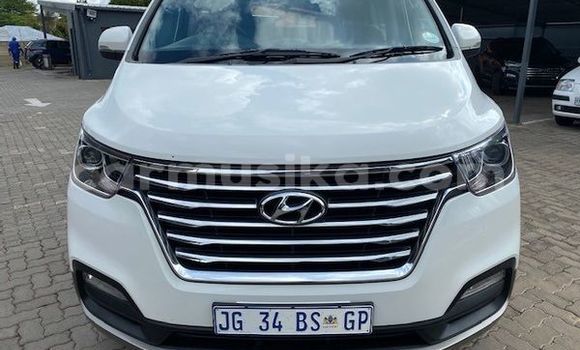 Buy Used Hyundai H1 White Car in Beitbridge in Matabeleland South