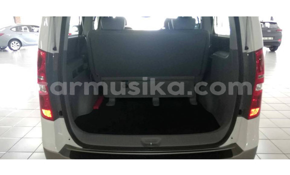 Buy Used Hyundai H1 White Car in Beitbridge in Matabeleland South