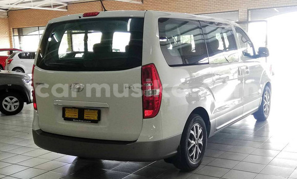 Buy Used Hyundai H1 White Car in Beitbridge in Matabeleland South Buy Used Hyundai H1 White Car in Beitbridge in Matabeleland South