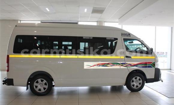 Buy Used Toyota Hiace White Car in Beitbridge in Matabeleland South Buy Used Toyota Hiace White Car in Beitbridge in Matabeleland South