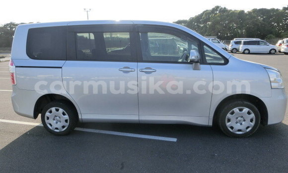 Buy Used Toyota Noah Silver Car in Beitbridge in Matabeleland South