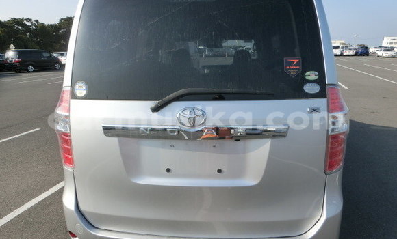 Nunua Ilio tumika Toyota Noah Fedha Gari ndani ya Beitbridge nchini Matabeleland Kusini Nunua Ilio tumika Toyota Noah Fedha Gari ndani ya Beitbridge nchini Matabeleland Kusini