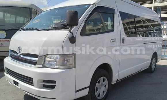 Buy Used Toyota Hiace White Car in Beitbridge in Matabeleland South Buy Used Toyota Hiace White Car in Beitbridge in Matabeleland South