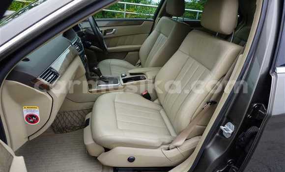 Acheter Occasion Voiture Mercedes‒Benz E–Class Beige à Beitbridge, Matabeleland South Acheter Occasion Voiture Mercedes‒Benz E–Class Beige à Beitbridge, Matabeleland South