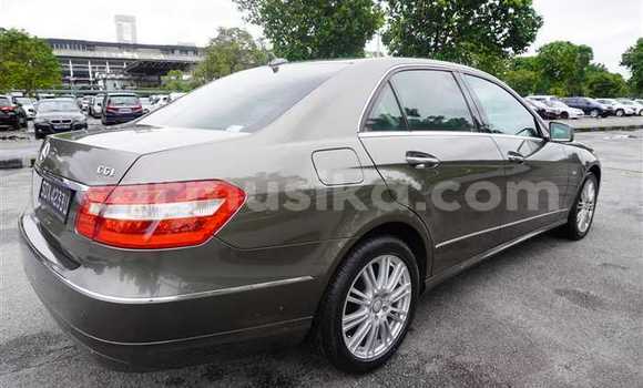 Acheter Occasion Voiture Mercedes‒Benz E–Class Beige à Beitbridge, Matabeleland South Acheter Occasion Voiture Mercedes‒Benz E–Class Beige à Beitbridge, Matabeleland South