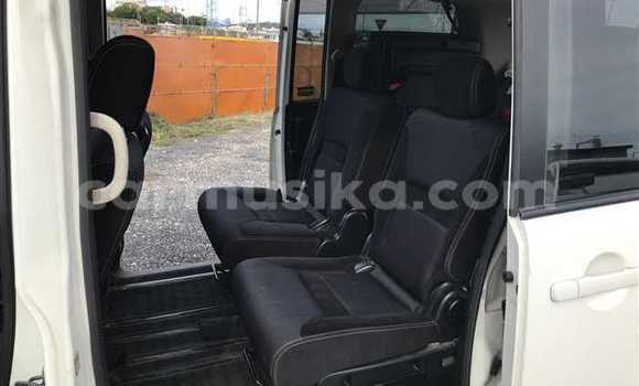 Acheter Occasion Voiture Nissan Serena Blanc à Beitbridge, Matabeleland South Acheter Occasion Voiture Nissan Serena Blanc à Beitbridge, Matabeleland South