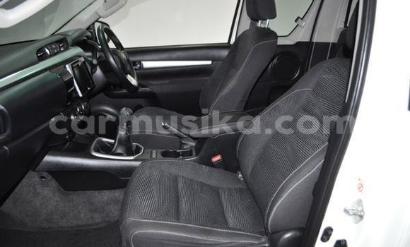 Buy Used Toyota Hilux White Car in Beitbridge in Matabeleland South Buy Used Toyota Hilux White Car in Beitbridge in Matabeleland South