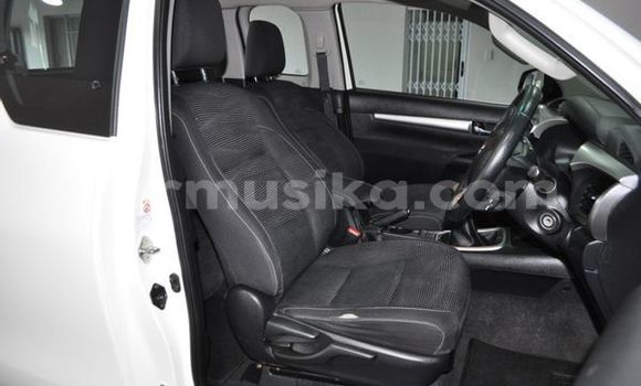 Buy Used Toyota Hilux White Car in Beitbridge in Matabeleland South Buy Used Toyota Hilux White Car in Beitbridge in Matabeleland South